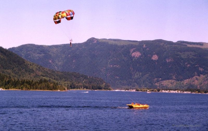 paraglider boat lake